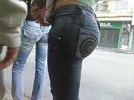 Chick bär svart topp rider kuk i sovrummet svenska porn